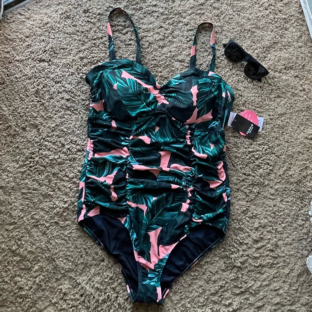 • MAKE AN OFFER • NWT Torrid Peach Palm Ruched One Piece Swimsuit - Size 1